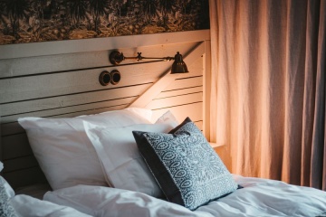 Jakie dodatki pozwolą Ci na zbudowanie przytulnego nastroju w Twojej sypialni?