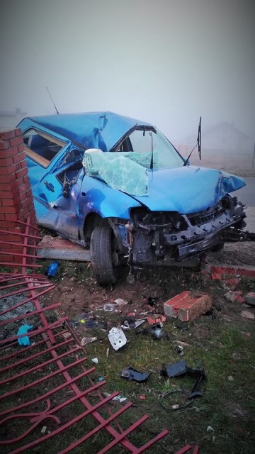 Wypadek na drodze Golina - Kazimierz Biskupi. Auto na płocie