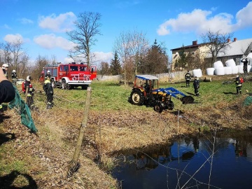 Wypadek w Pąchowie. Strażacy wyciągali ze stawu ciągnik rolniczy
