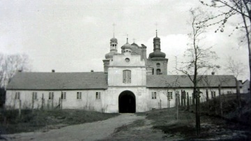 Który po ponad stu latach zakonników do Bieniszewa sprowadził