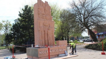 Rozpoczął się remont pomnika âNigdy więcej wojnyâ w Turku