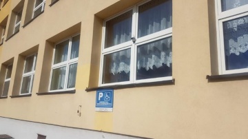 Rychwał. Na budynku szkoły zainstalowano czujnik powietrza