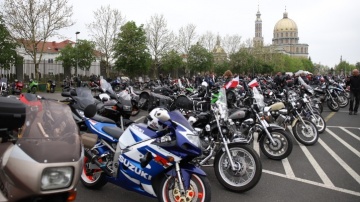 Około 10 tys. motocyklistów przybyło na rozpoczęcie sezonu