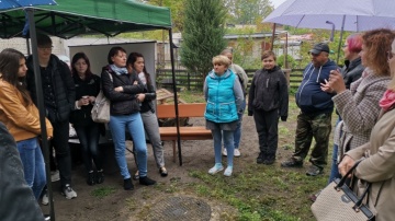 Podwórko to ich wspólna przestrzeń. Mieszkańcy urządzili teren