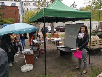Podwórko to ich wspólna przestrzeń. Mieszkańcy urządzili teren