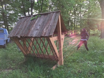 Będą dokarmiać dzikie zwierzęta. W Radolinie stanął paśnik