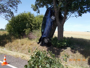 Jaroszewice Grodzieckie. Zjechał z drogi i zatrzymał się na drzewie