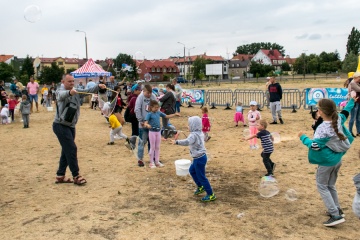 Konin. Bańkowe szaleństwo na błoniach. Bawią małych i dużych