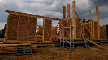 Rudzica. Budują pierwszy w okolicy naturalny dom ze słomy