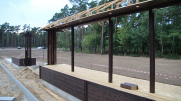 Ślesin. Zagospodarowanie terenu przy plaży. Tężnie już widoczne