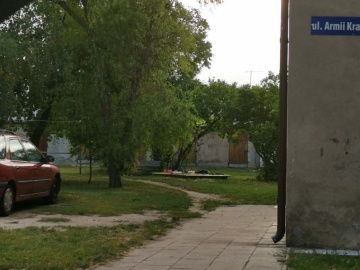 Piaskownica za blisko okien. Dzieci nie będą miały się gdzie bawić