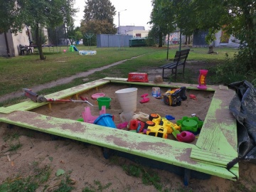Piaskownica za blisko okien. Dzieci nie będą miały się gdzie bawić