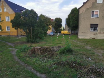 Piaskownica za blisko okien. Dzieci nie będą miały się gdzie bawić