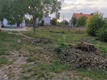 Piaskownica za blisko okien. Dzieci nie będą miały się gdzie bawić