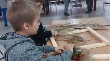 Warsztaty plecionkarskie w Radolinie. Tworzyli jesienne obrazy