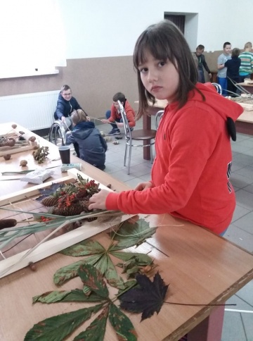 Warsztaty plecionkarskie w Radolinie. Tworzyli jesienne obrazy