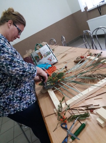 Warsztaty plecionkarskie w Radolinie. Tworzyli jesienne obrazy