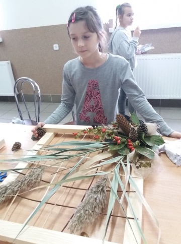 Warsztaty plecionkarskie w Radolinie. Tworzyli jesienne obrazy