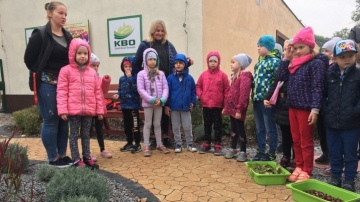 Przedszkolaki odwiedziły ogród sensoryczny przy SOSW w Koninie