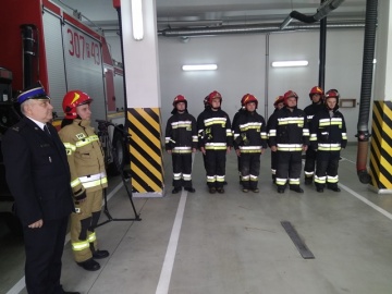 Nowy samochód konińskich strażaków przyjechał z Poznania