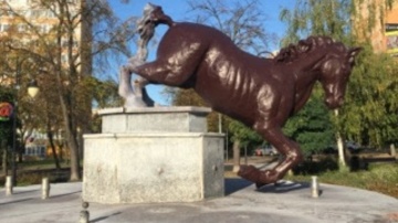 Konin. Koń spadł z fontanny. Sprawca zniszczenia jest poszukiwany