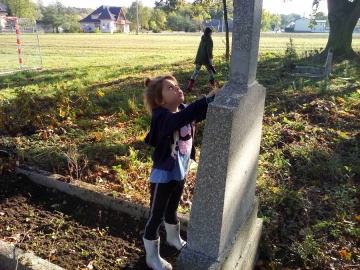 Uczniowie ze szkoły w Brzeźnie uporządkowali stary cmentarz