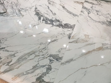 Płytki imitujące marmur - prosty sposób na ponadczasową aranżację