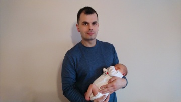 Mała Hania potrzebuje pomocy. Cierpi na rzadką chorobę stóp