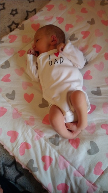 Mała Hania potrzebuje pomocy. Cierpi na rzadką chorobę stóp