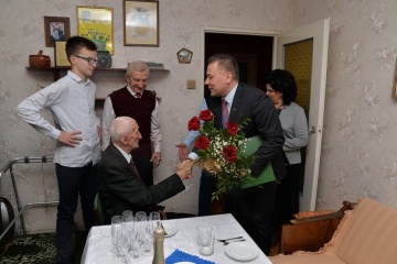 Konin. Skończył 104 lata! Na urodzinach u Romana Janickiego