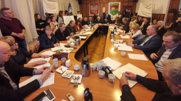 Remis w głosowaniu. Radni dali szansę szkole w Woli Podłężnej