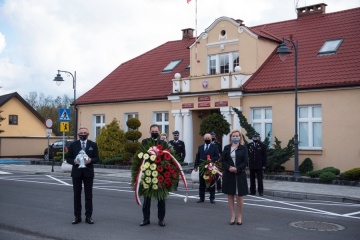 Kazimierz Biskupi. Skromna delegacja z kwiatami pod pomnikiem