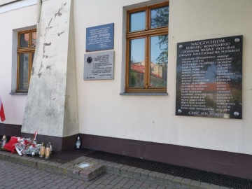 PiS i Solidarna Polska z kwiatami w rocznicę zakończenia wojny