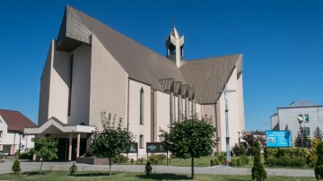 Konin. Kwarantanna przez wspólny obiad. Księża czekają na wymaz