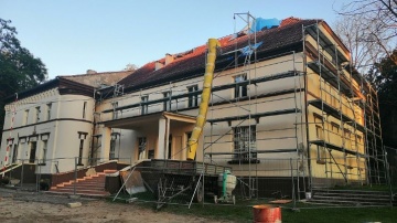 Trwa remont dachu w zabytkowym budynku szkoły w Biskupicach