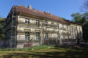 Trwa remont dachu w zabytkowym budynku szkoły w Biskupicach