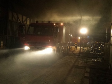 Ponad 30 strażaków walczyło z pożarem, który wybuchł w odlewni
