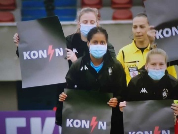 Piłkarki wspierają Strajk Kobiet. Ogromny baner w transmisji TVP