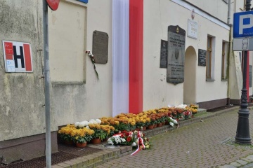 Przedstawiciele miasta złożyli kwiaty pod pomnikiem J. Piłsudskiego