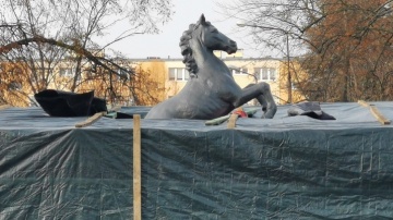 Koń wrócił na skwer. Trwają ostatnie prace przy fontannie