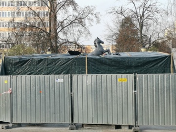 Koń wrócił na skwer. Trwają ostatnie prace przy fontannie