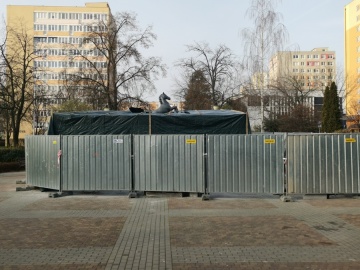 Koń wrócił na skwer. Trwają ostatnie prace przy fontannie