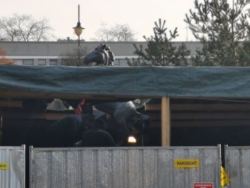 Koń wrócił na skwer. Trwają ostatnie prace przy fontannie