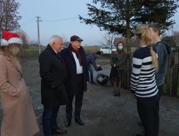 Leszek Miller ze świątecznym prezentem dla rodziny z gm. Rychwał