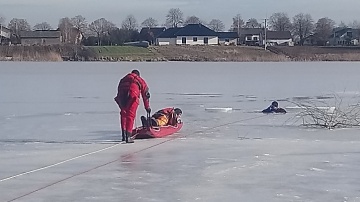 Strażacy ćwiczyli podejmowanie osób, pod którymi zarwał się lód