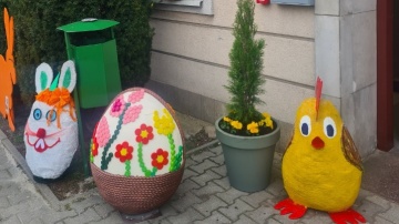 Golina. Wielkanocne ozdoby mieszkańców przed domem kultury