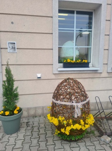 Golina. Wielkanocne ozdoby mieszkańców przed domem kultury