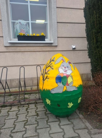 Golina. Wielkanocne ozdoby mieszkańców przed domem kultury