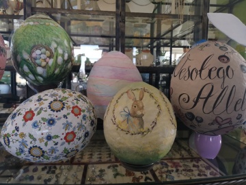 Wielkanocne jaja z tektury to wspólne dzieło sióstr plastyczek