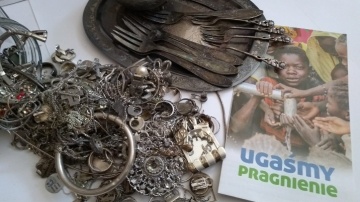 Konin. Zbierali zniszczone srebro i złoto na budowę studni w Czadzie